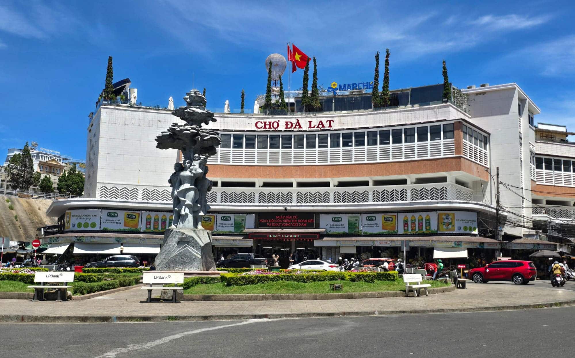 Chợ Đà Lạt thể hiện rõ nhịp sống giao thương đặc trưng của thành phố. 