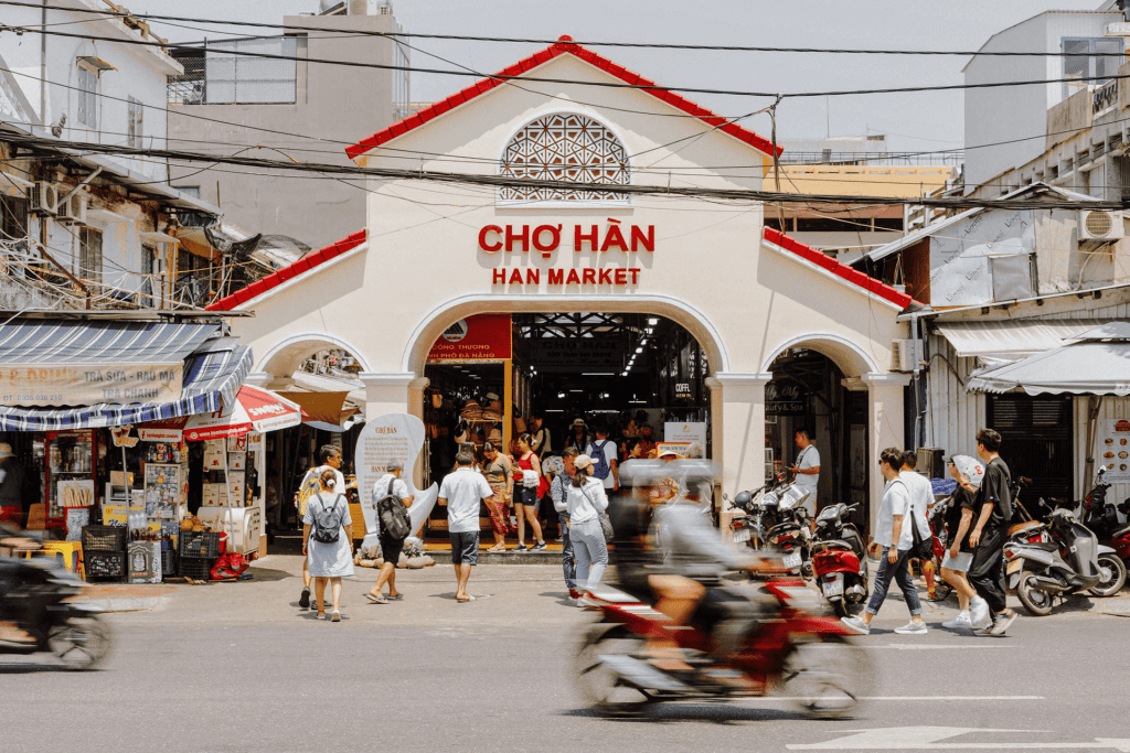 Chợ Hàn là biểu tượng cho nhịp sống thương mại đặc trưng của thành phố.