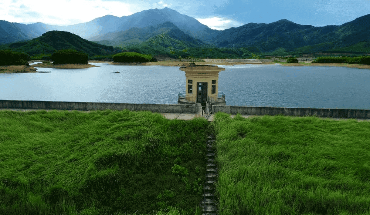 Hồ Hòa Trung gợi vẻ đẹp của thảo nguyên ở châu Âu. 