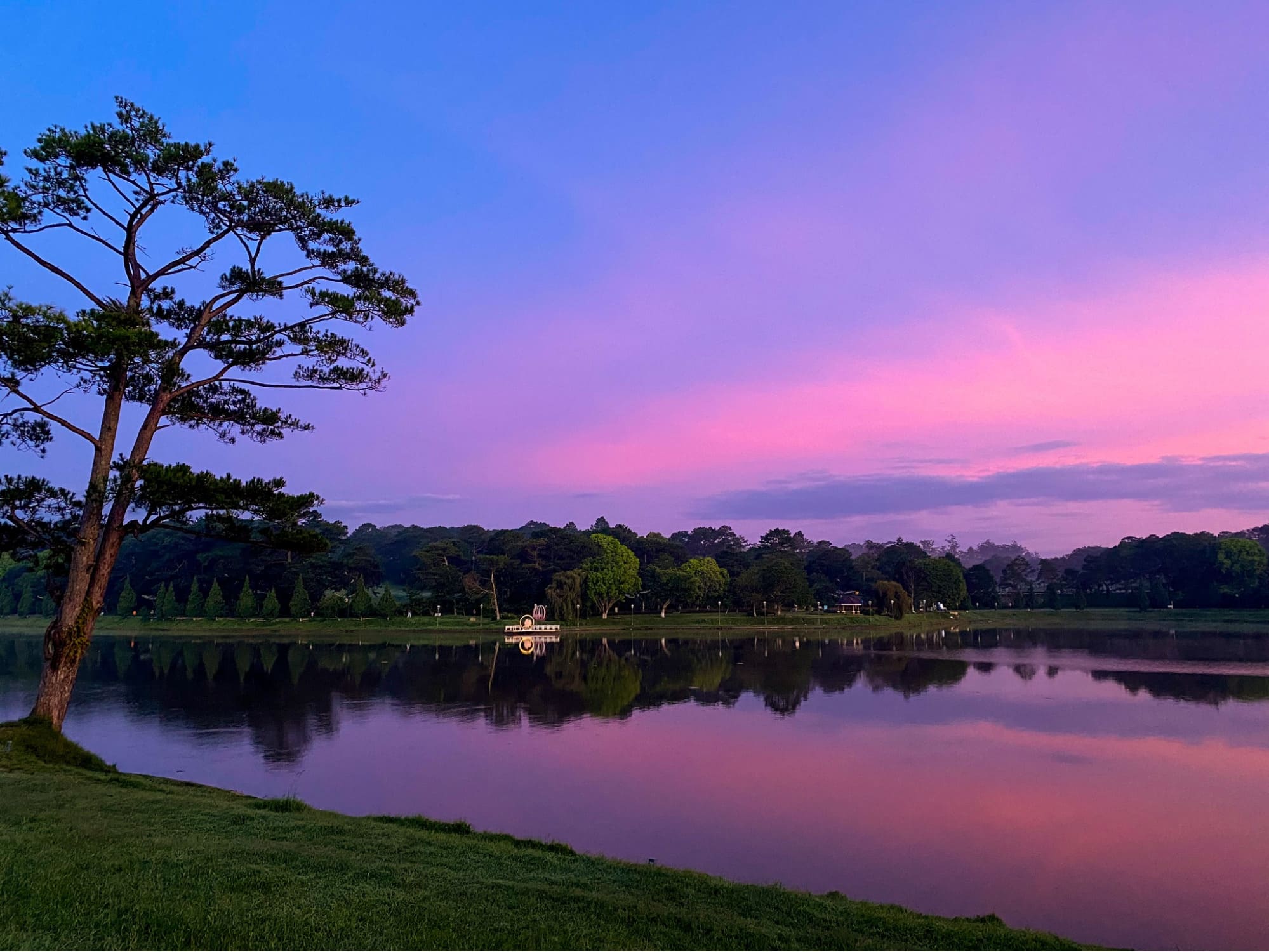 Ngắm hoàng hôn tại Hồ Xuân Hương