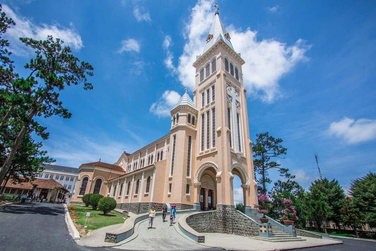 Nhà thờ Con Gà mang phong cách kiến trúc Roman 