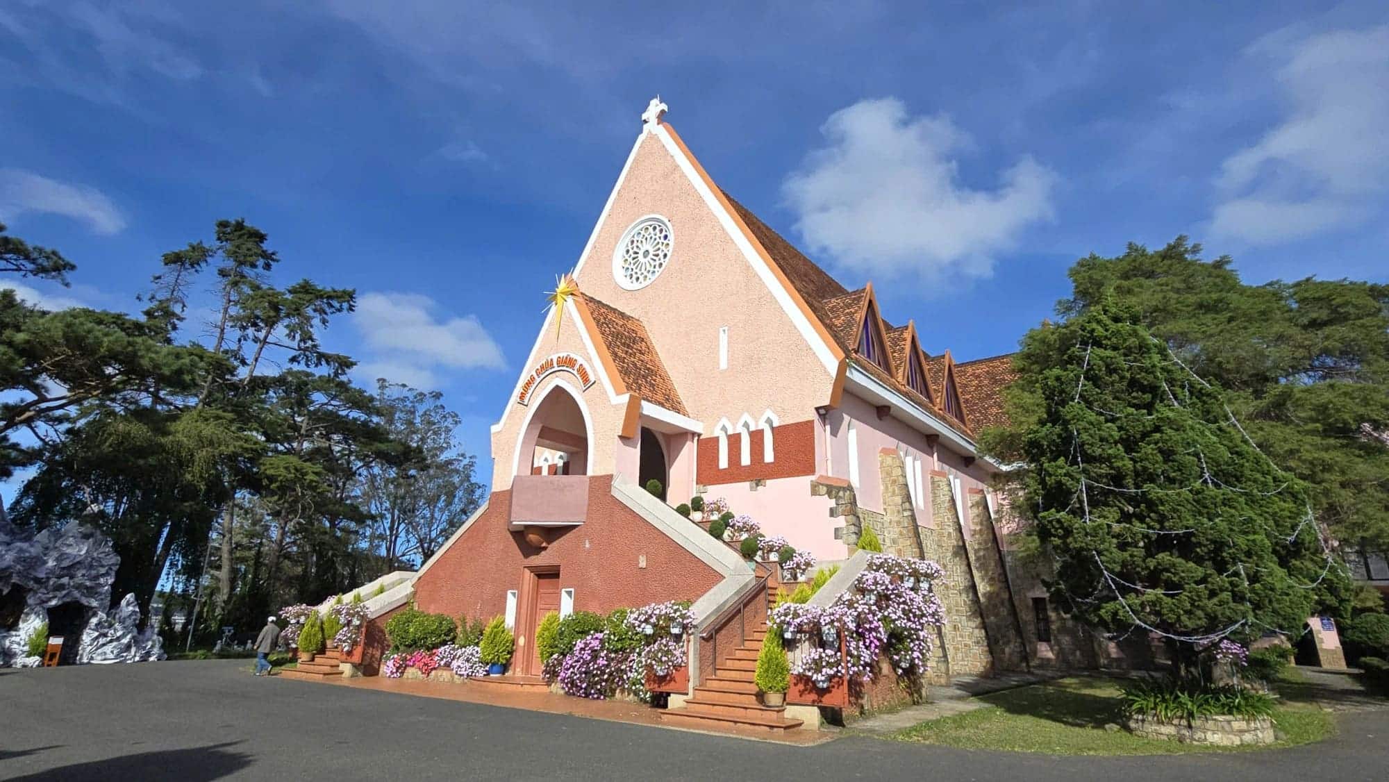 Nhà thờ Domaine de Marie - địa điểm du lịch gần trung tâm Đà Lạt 