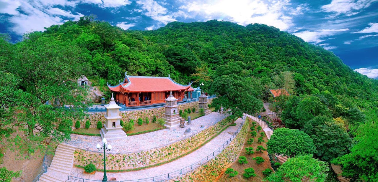 Tháp đá cổ và không gian thiền định tại am Ngọa Vân