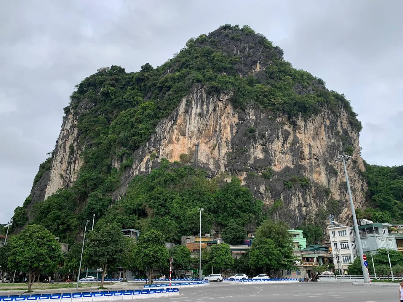 Toàn cảnh vịnh Hạ Long nhìn từ đỉnh núi Bài Thơ