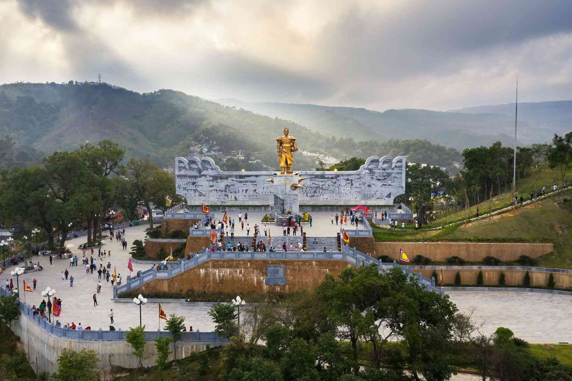 Khu di tích Đền Cửa Ông hướng ra vịnh Bái Tử Long