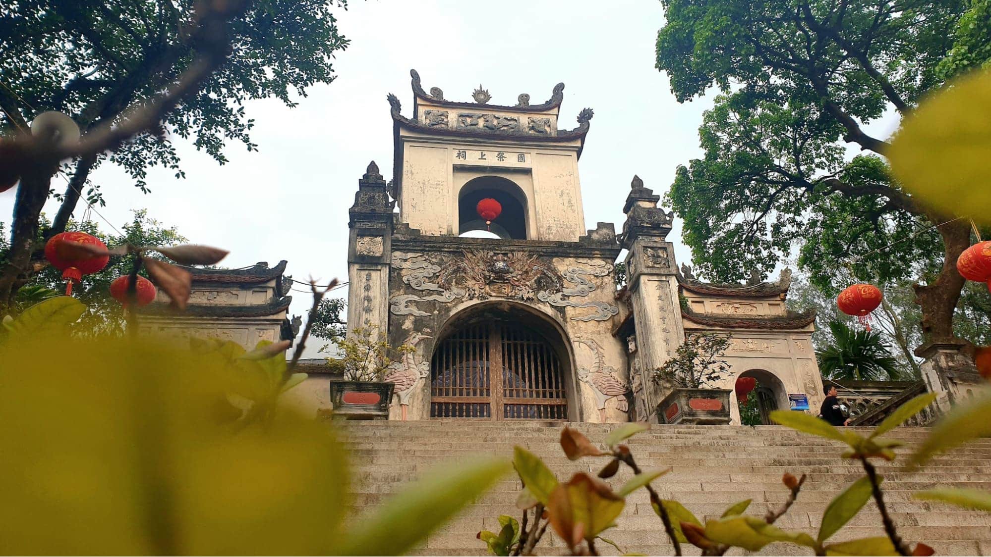 Ngôi Đền Cuông cổ kính nằm ẩn mình trên sườn núi Mộ Dạ Nghệ An