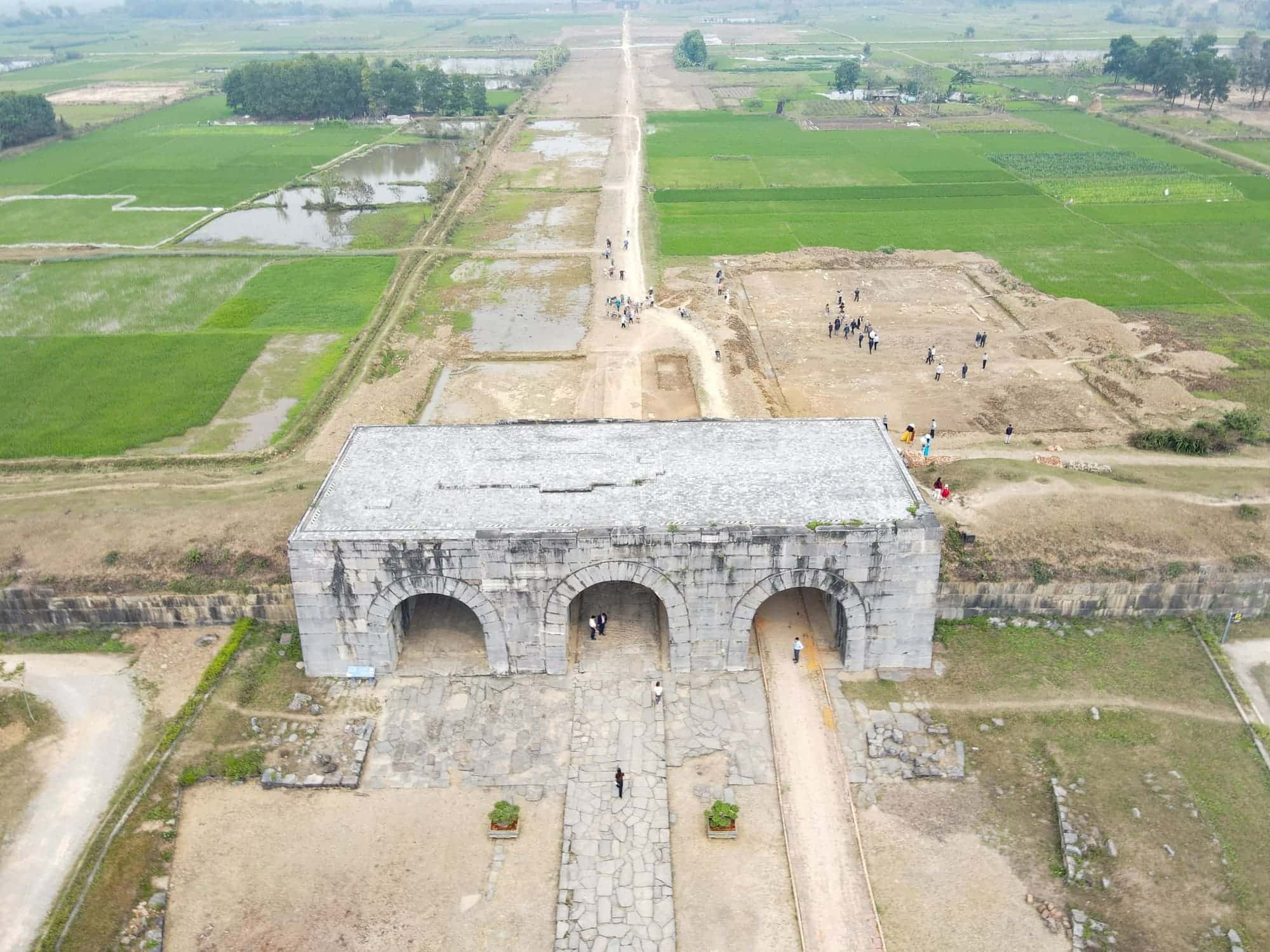 Cổng đá khổng lồ độc bản tại di tích Thành Nhà Hồ