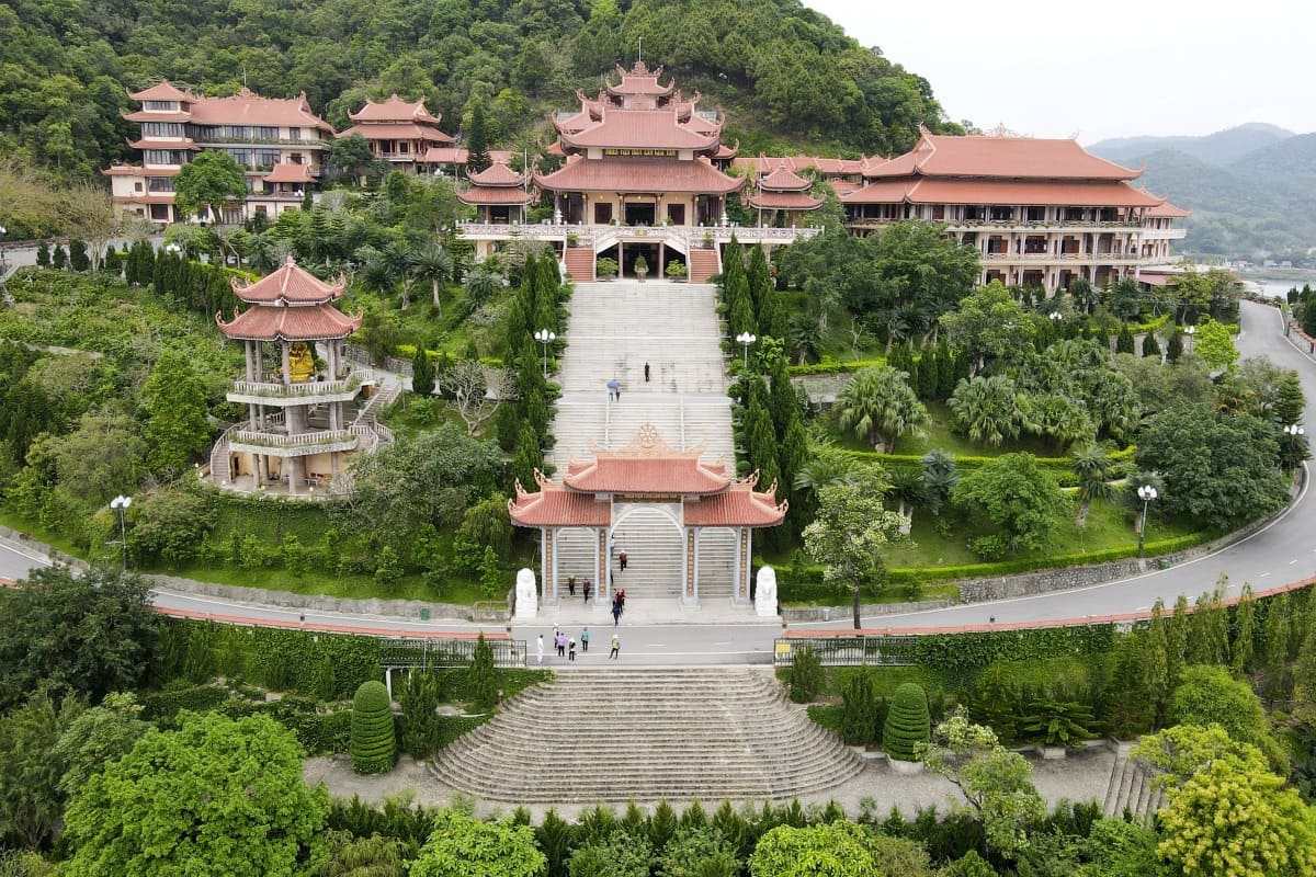 Chùa Cái Bầu hướng biển tuyệt đẹp tại Vân Đồn Quảng Ninh