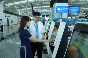 Vietnam Airlines thử nghiệm hệ thống làm thủ tục và gửi hành lý tự động cho chuyến bay quốc tế tại Nội Bài