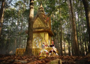 Những “pho tượng sống” giữa rừng cây sao