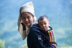 Sắc áo Dao Tiền giữa mây trời Hồng Thái